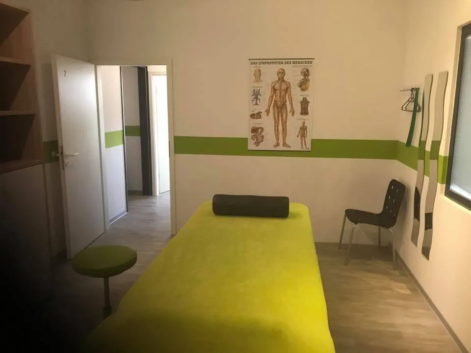 Behandlungsraum mit Lymphsystem-Poster und Therapieliege bei Physio-Concept Dortmund